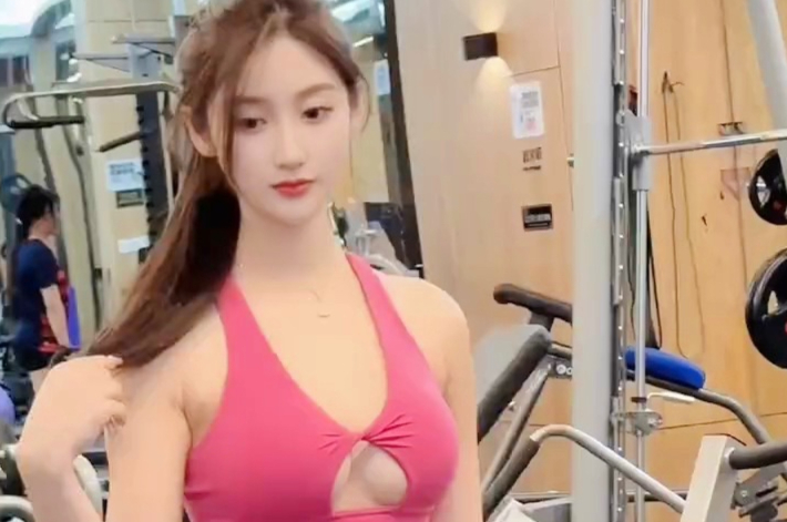 阳光甜美健身少女酥胸真诱人