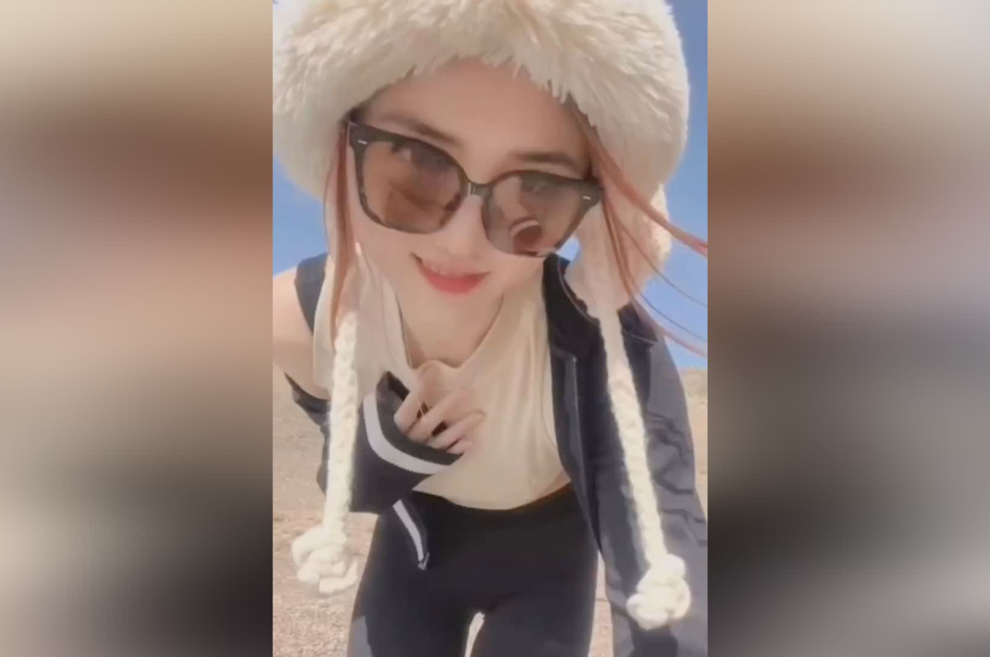 街拍甜美清纯自信展现迷人翘臀美女
