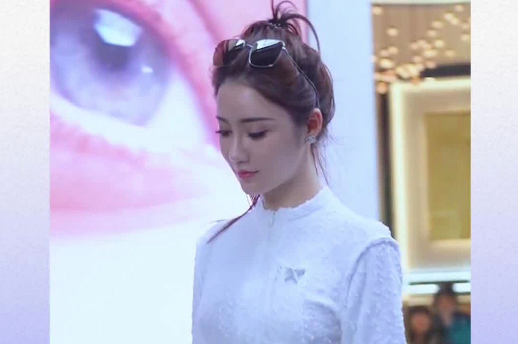光看这双修长美腿就知道小姐姐身材超棒