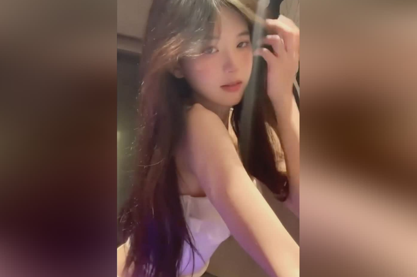甜美清纯的雪白肌肤少女胸部挺拔