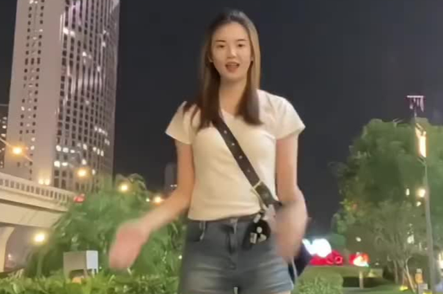 实拍大街上遇到修长美腿翘臀美女