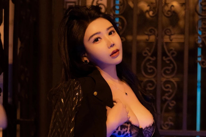 李若汐性感熟女丰满诱人白皙美腿吊带黑丝写真照