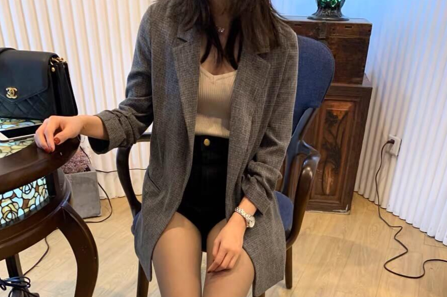 穿起来显美腿肌肤白皙，摸起来也舒服