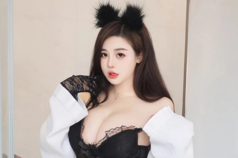 王雅姗是我清纯甜美私房写真，内衣尽显诱人曲线与长腿