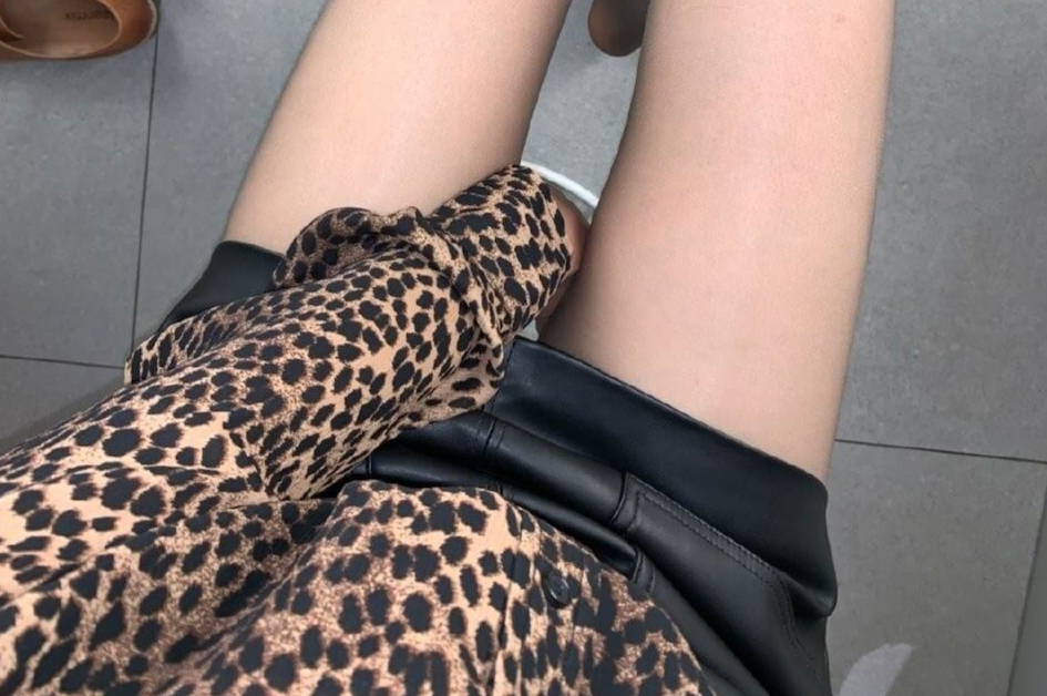 超短裙搭配黑色丝袜真的太美了
