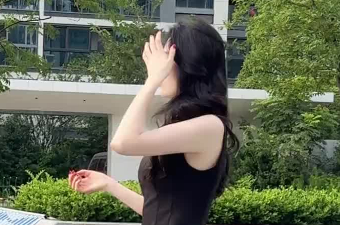 街拍阳光美女雪肤媚眼修长腿