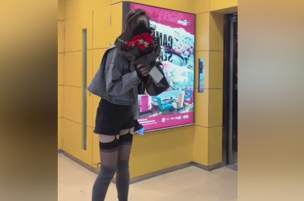 *街拍：性感美女吊带丝袜搭热裤出街