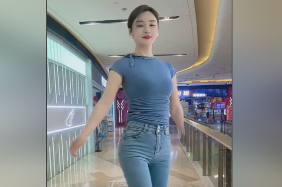 街拍中穿牛仔裤的翘臀美女胸部挺拔