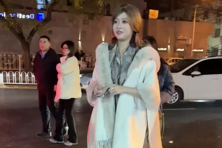 街拍雪肤衬衫美女，修长美腿好吸睛