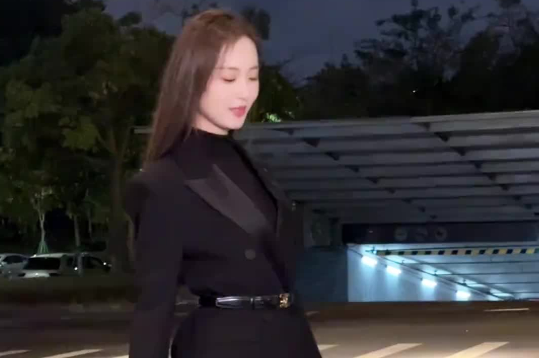 街拍：修长美腿黑色丝袜