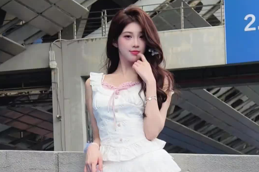 街拍阳光甜美的雪白少女秀出修长美腿