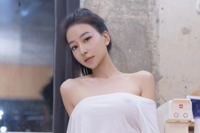 熊小诺甜美少女T恤开档肉丝秀翘臀美腿