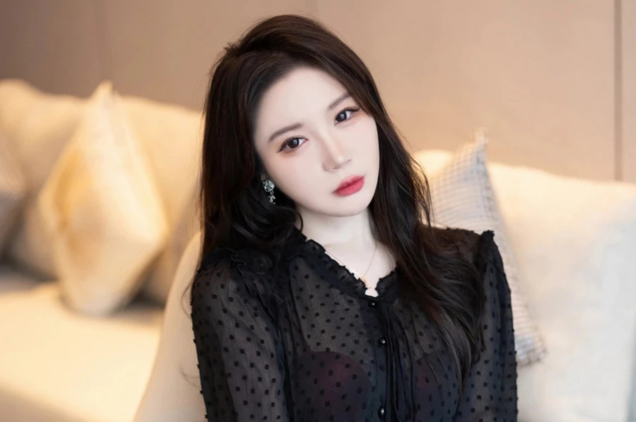 梦心玥性感妩媚尤物 白皙美腿蜜桃臀诱人酥胸写真