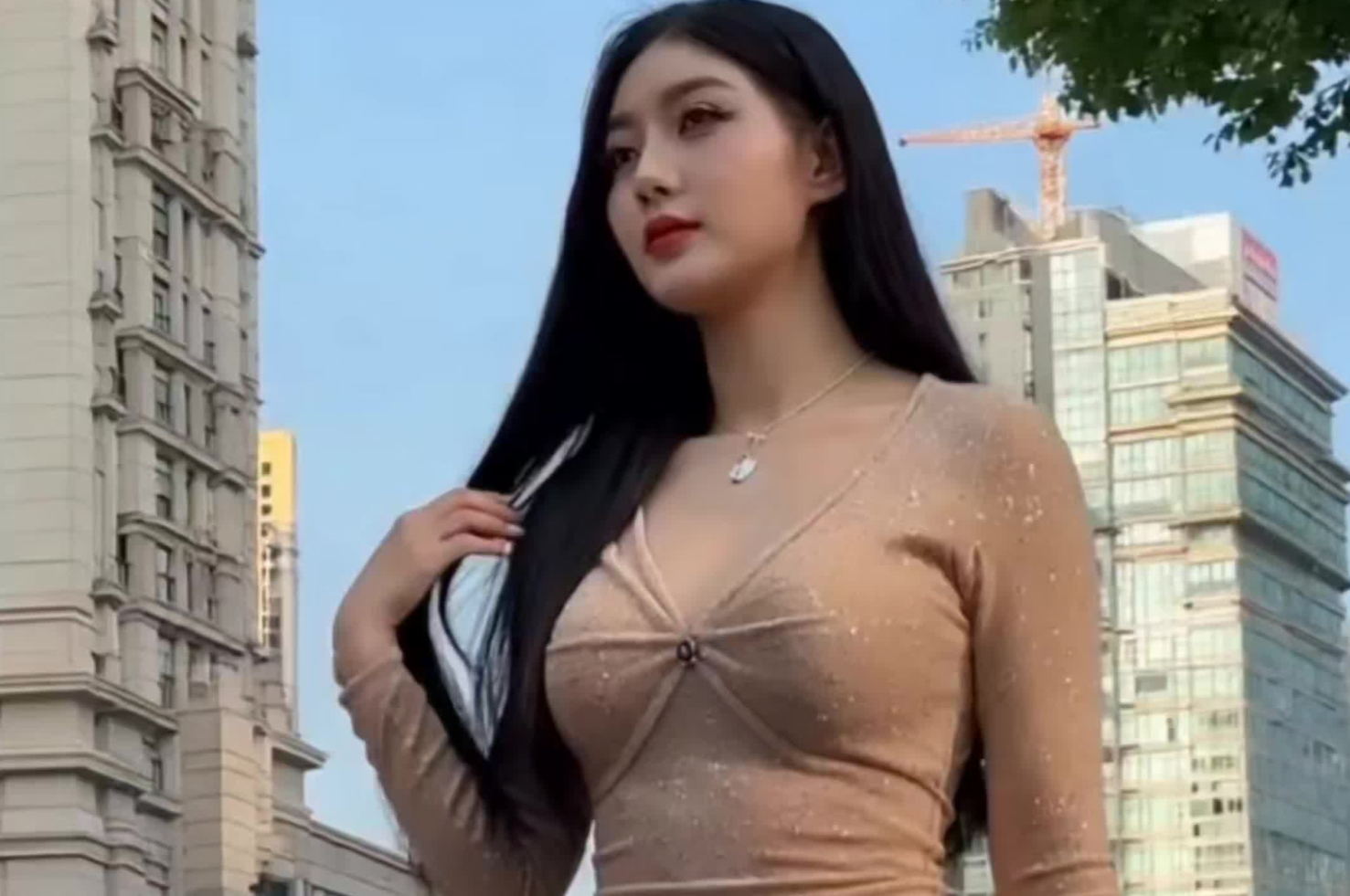 这条紧身连衣裙，显瘦显身材绝了