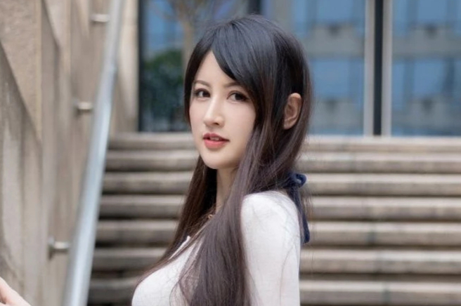 诗诗kiki白皙巨乳熟女丝袜美腿诱人写真