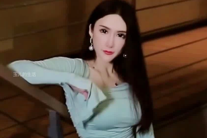穿连衣裙的漂亮小姐姐，总是特别吸睛