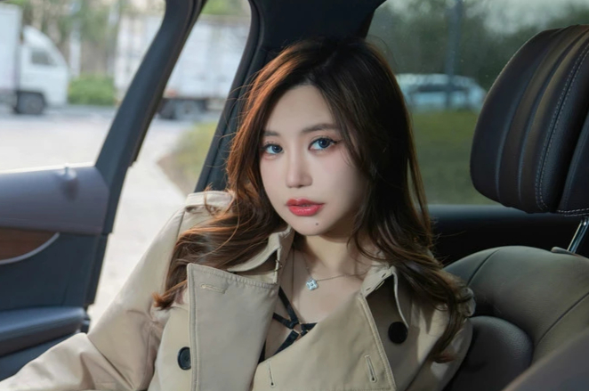 绮里嘉ula修长美腿蜜桃臀丰满白皙甜美尤物
