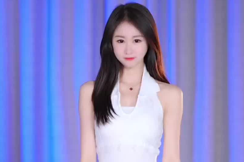 街拍T恤翘臀美女，修长美腿超吸睛