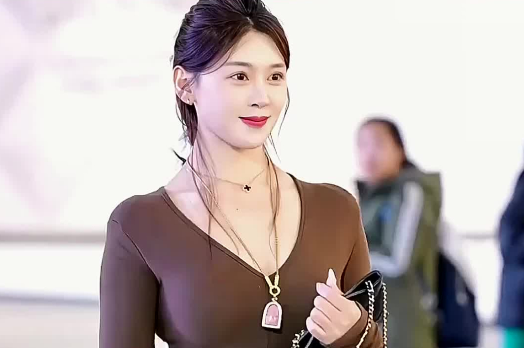 街拍甜美清纯少女，雪肤蜜桃臀惹人心动
