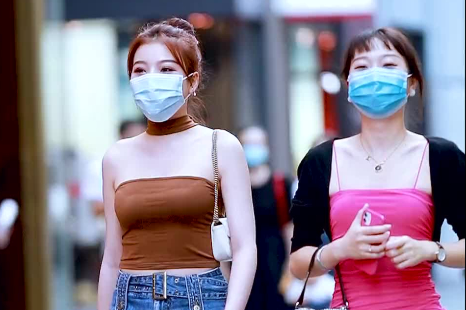都市街拍：时尚美女修长美腿，尽显自信魅力