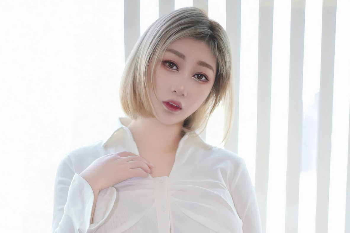 妲己_Toxic白T黑裙私房，S曲线丰乳翘臀诱惑写真
